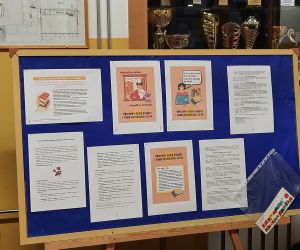 Gazetka na szkolnym korytarzu