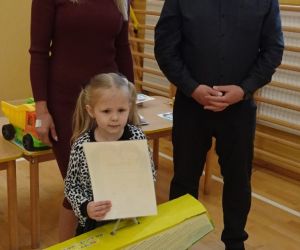 Pani dyrektor i pan inspektor z uczestniczką konkursu