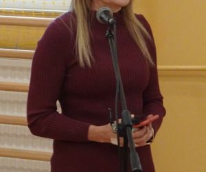 Dyrektor szkoły Bożena Nowosad wita zebranych