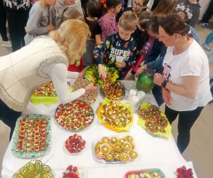 Nauczycielki rozdają uczniom zdrowe przekąski