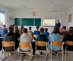 Uczniowie klas starszych słuchają wykładu pani dietetyk