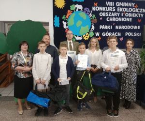 Zwycięzcy konkursu wraz z opiekunami i patronami konkursu