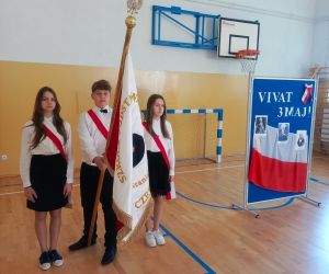 Poczet sztandarowy w postawie 