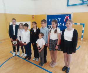 Uczniowie klasy czwartej, piątej i siódmej po występie