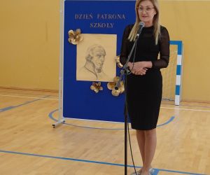 Pani Dyrektor przemawia przy mikrofonie