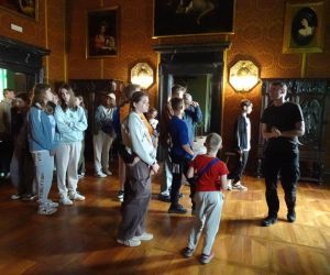 Uczniowie w zabytkowym wnętrzu Pałacu Biskupów Krakowskich w Kielcach