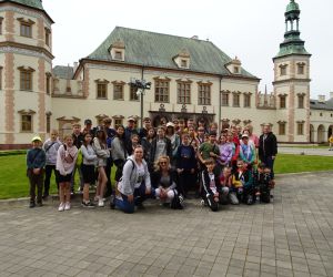 Uczniowie z opiekunami przed Pałacem Biskupów Krakowskich w Kielcach