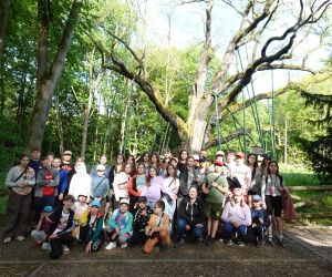 Uczniowie z opiekunami przy dębie Bartku