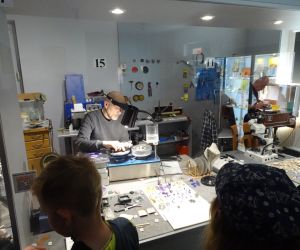 Uczniowie oglądają proces szlifowania kamienia i wyrobu biżuterii w Muzeum 