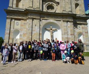 Uczniowie z opiekunami na tle klasztoru na Świętym Krzyżu