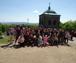 Uczniowie z opiekunami na tle dzwonnicy i gór na Świętym Krzyżu