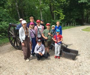 Uczniowie przy armacie obok zamku w Chęcinach