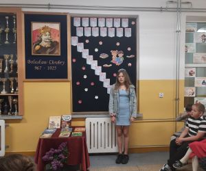 Uczennica podczas recytacji