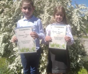 Uczennica i uczeń - finaliści konkursu z naszej szkoły z dyplomami pamiątkowymi