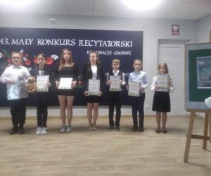 Uczniowie nagrodzeni w konkursie z dyplomami pamiątkowymi