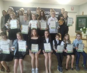 Wszyscy uczestnicy konkursu z dyplomami pamiątkowymi