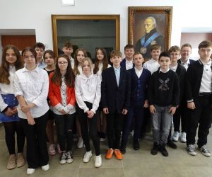 Chłopcy i dziewczęta - uczestnicy szkolnego konkursu wiedzy o patronie szkoły