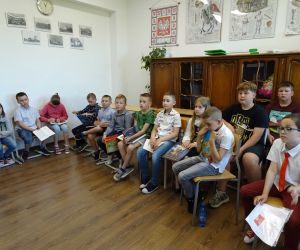 Uczestnicy konkursu siedzą na krzesłach dookoła sali przed występem konkursowym