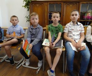 Uczniowie klas młodszych przed występem konkursowym