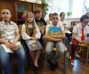 Uczniowie klas młodszych i starszych przed występem konkursowym