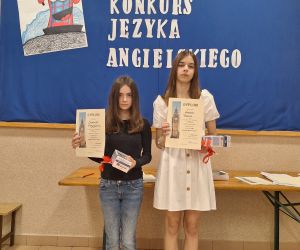 Laureatki konkursu pozują do wspólnego zdjęcia