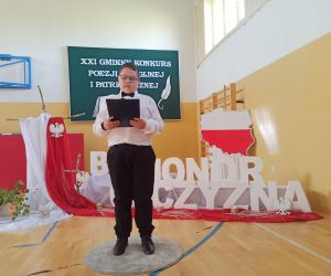 Uczeń klasy czwartej zapowiada uczestników