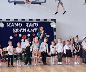 Pani Dyrektor przemawia do rodziców