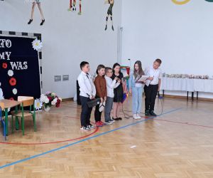 Uczniowie mówią wierszyki dla rodziców