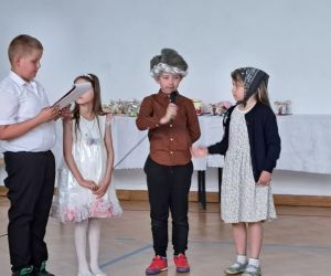 Uczniowie podczas występu