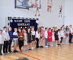 Uczniowie śpiewają sto lat rodzicom