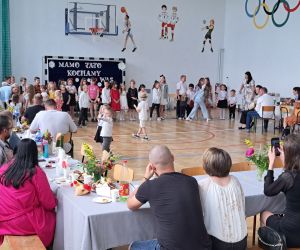 Uczniowie oglądają występy dzieci