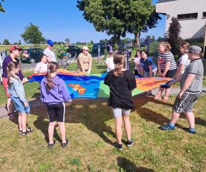 Uczniowie podczas zabawy z chustą