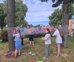 Uczniowie malują na folii