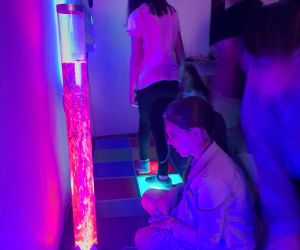 Uczniowie podczas zwiedzania ośrodka