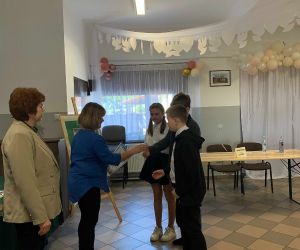 Dwie panie wręczają nagrody uczniom