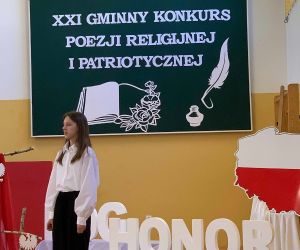 Uczennica recytuje wiersz