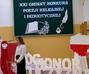 Uczennica recytuje wiersz na tle dekoracji