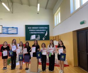 Grupa recytatorek prezentuje nagrody