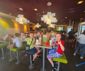 Uczniowie spożywają posiłek w restauracji McDonald’s