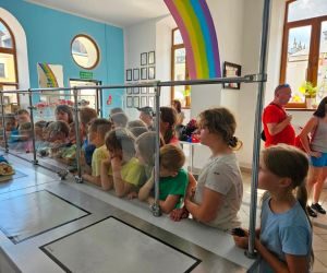 Dzieci słuchają instruktażu jak robione są lizaki