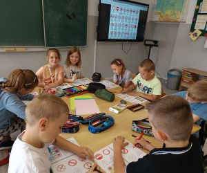Uczniowie poznają znaki drogowe