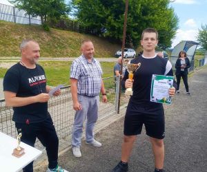 Uczeń trzyma puchar i dyplom