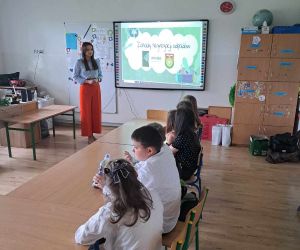 Prowadząca wyświetla uczniom prezentację multimedialną