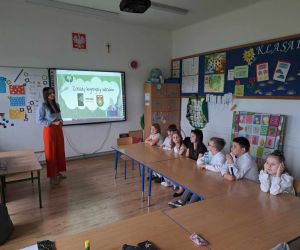 Uczniowie biorą udział w pogadance o segregacji odpadów