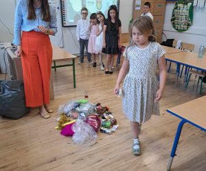 Uczniowie biorą udział w ćwiczeniach segregacji odpadów