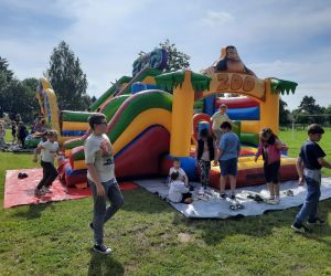 Dzieci na dmuchanej zjeżdżalni