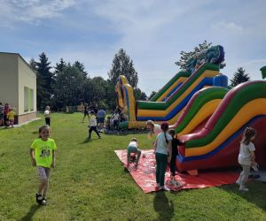 Dzieci na dmuchanych zjeżdżalniach