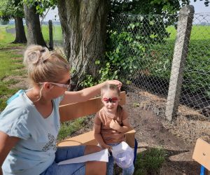 Nauczycielka maluje twarz dziewczynce