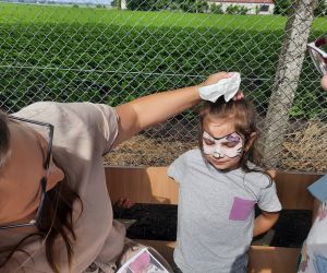 Nauczycielka maluje twarz uczennicy