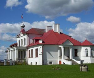 Biały budynek z czerwonym dachem